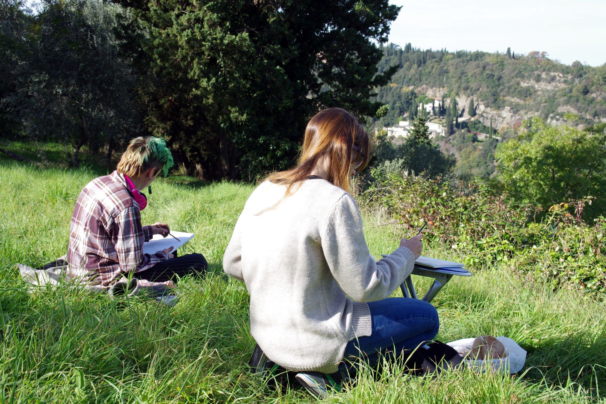 foto di 2 ragazze che dipingono nel giardino di villa le coste